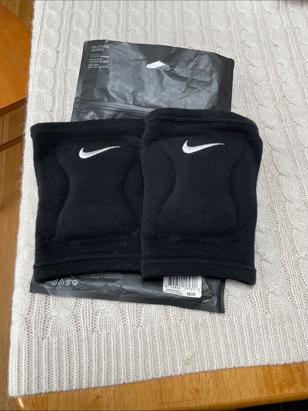 Nike Volleyball XL/XXL Black Knee Pads White Swoosh Di Fit shock absorbing